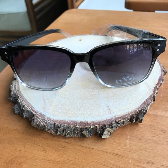 Accessories - FLASH SALE - $15 Peabody Sunglasses Black/Smoke